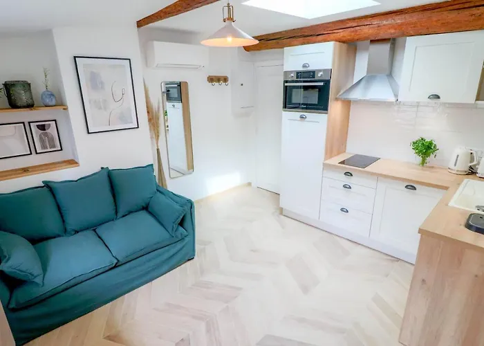 Aubernon Luxurious, Newly Renovated Flat In Heart Of Old Antibes